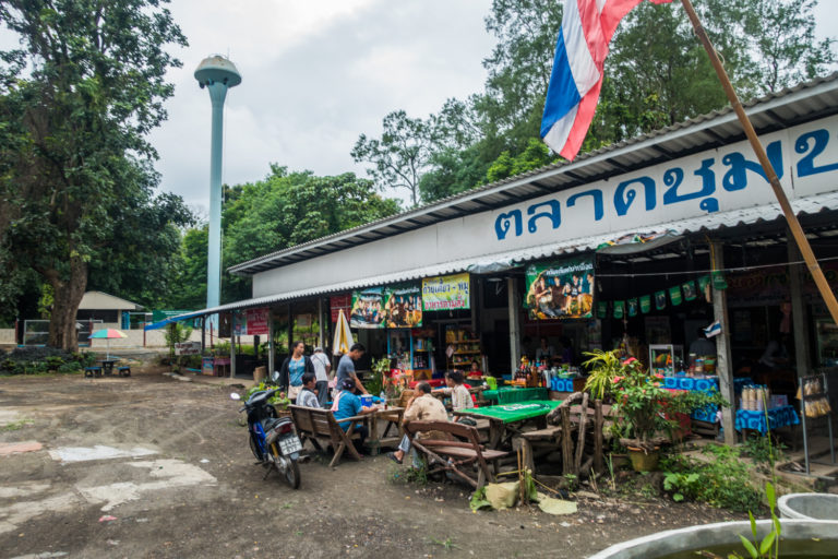 Roadside lunch near the Bua Tong Waterfall Roadside lunch near the Bua Tong Waterfall